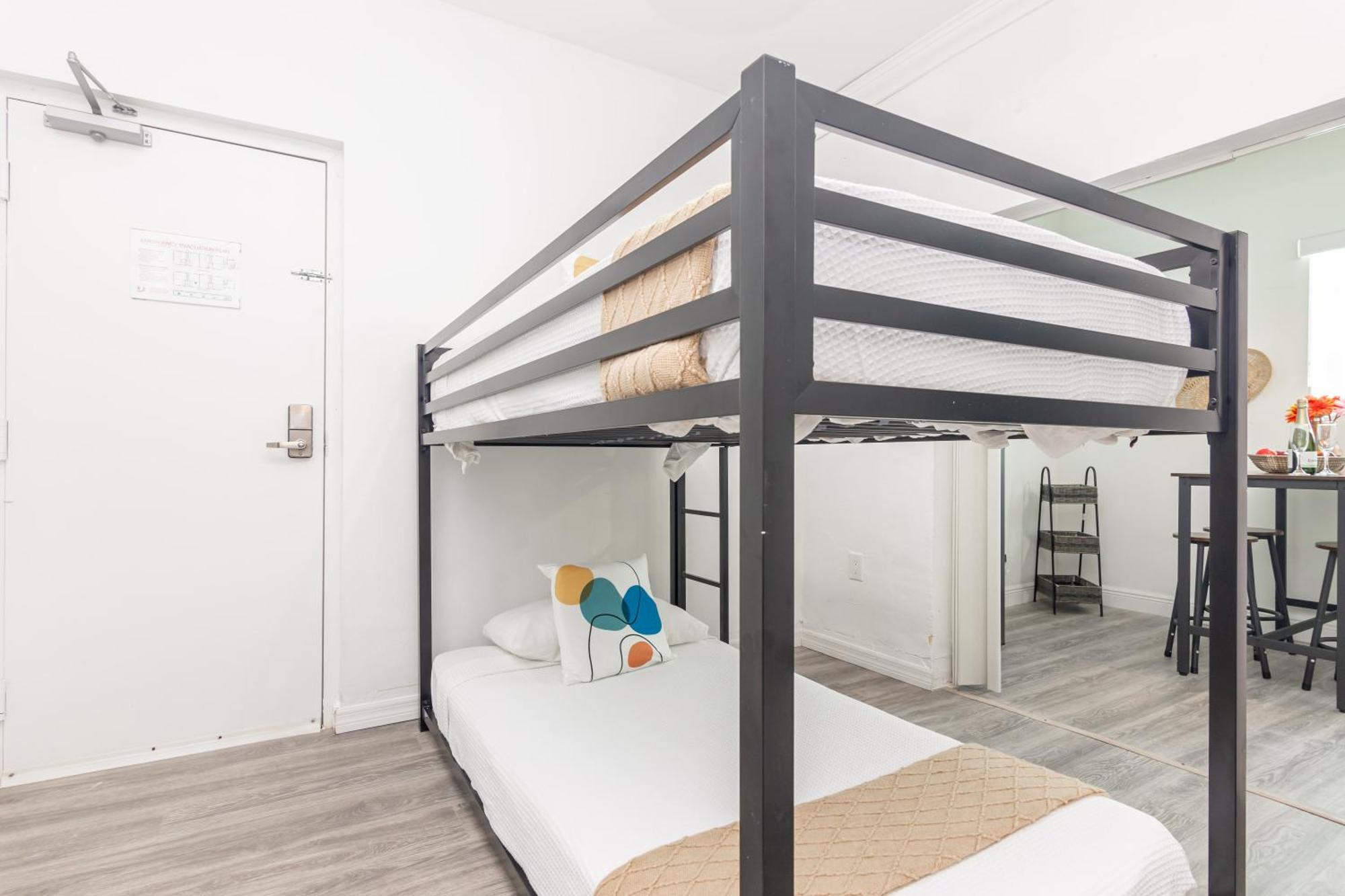 West Deco Aparthotel Miami Beach Room photo